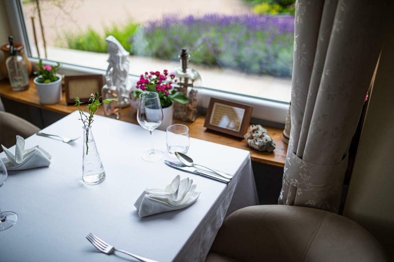 Bonne Chance Restaurant And Hotel Bazakerettye Экстерьер фото