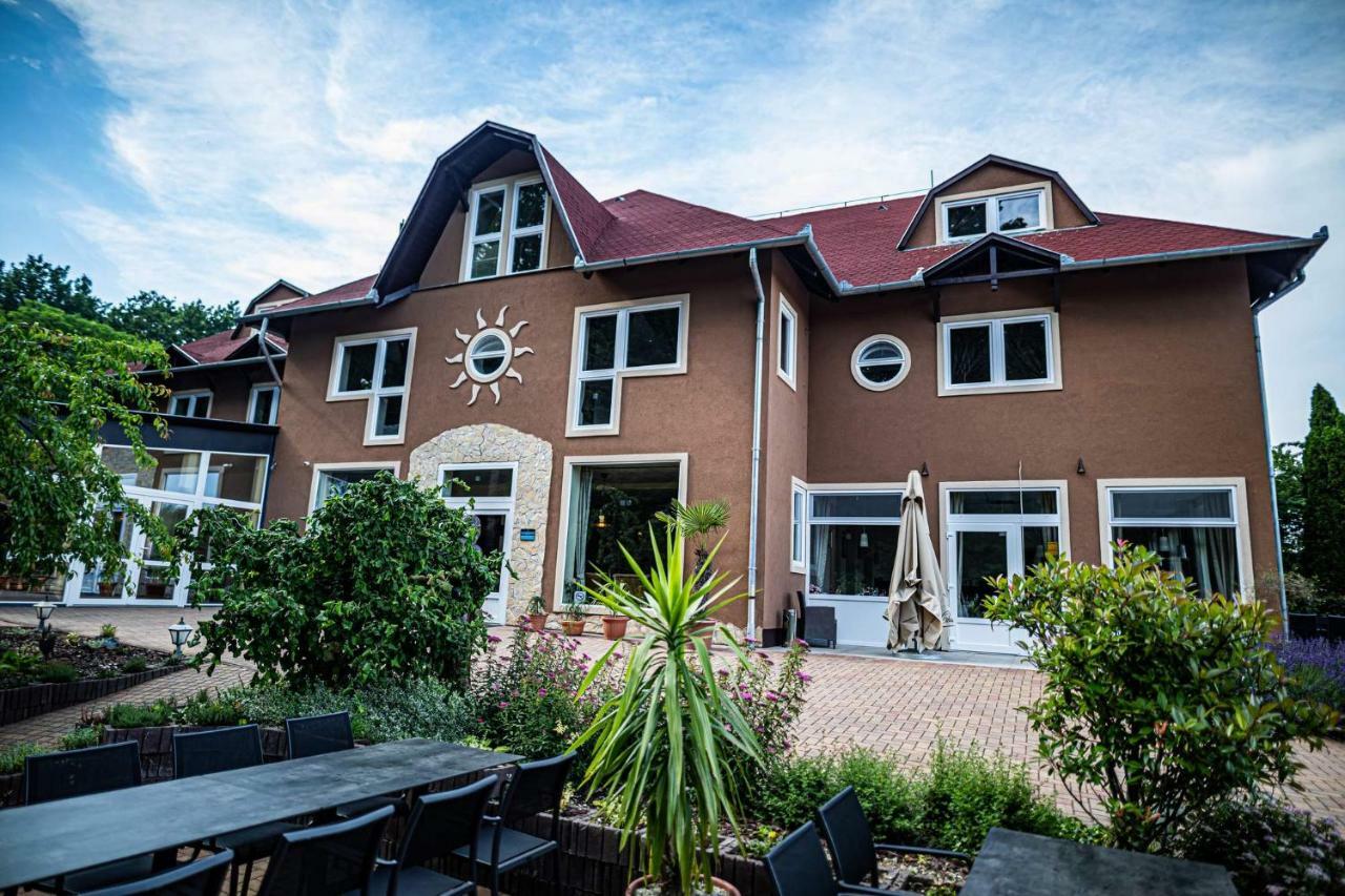 Bonne Chance Restaurant And Hotel Bazakerettye Экстерьер фото